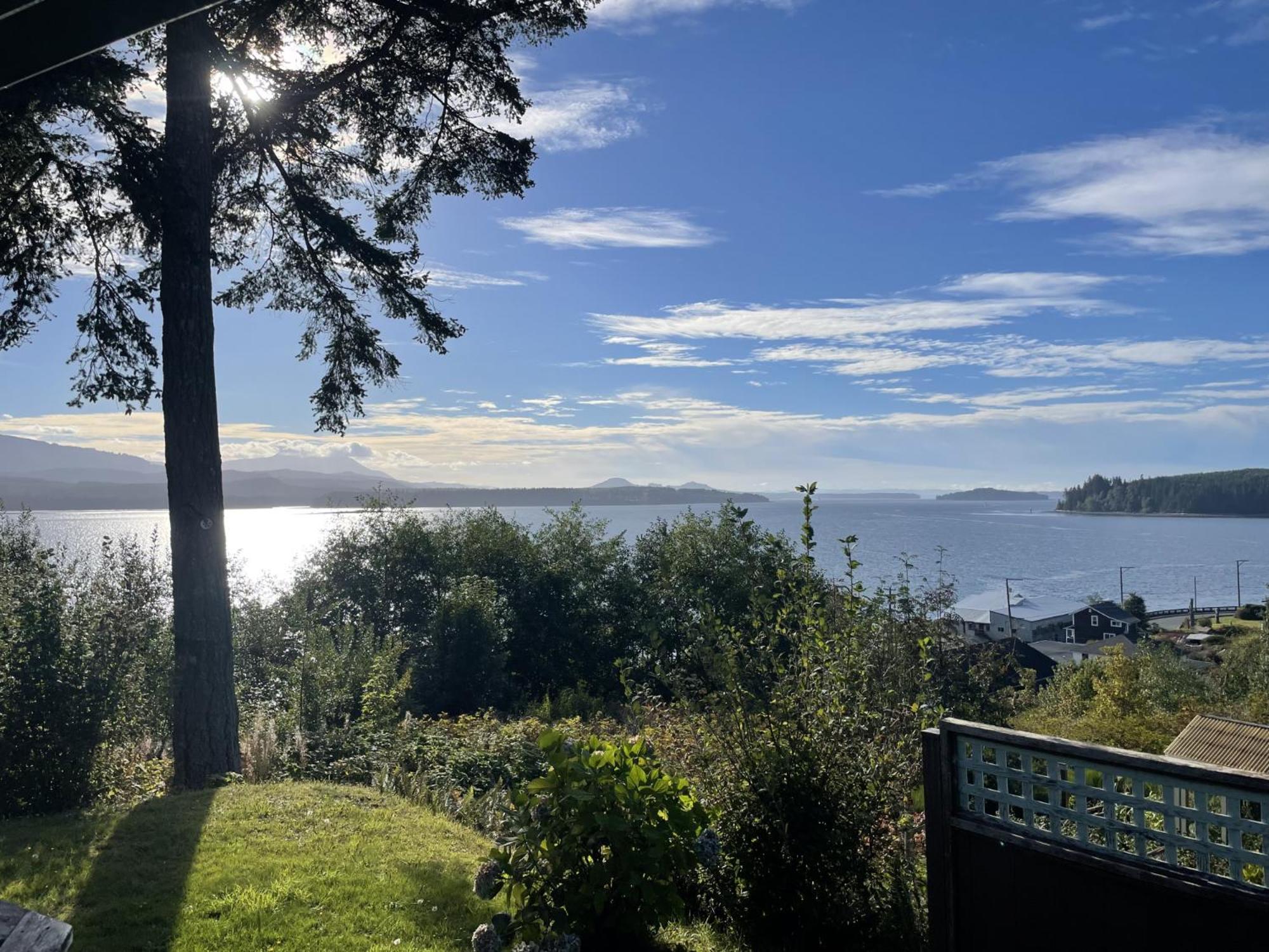 Seine Boat Inn Alert Bay Buitenkant foto